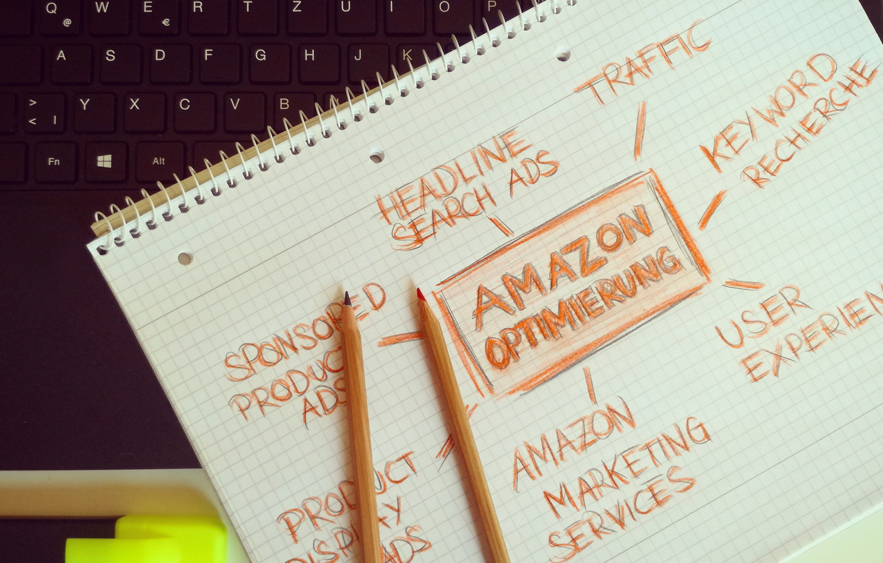 Vizuálne zobrazenie techník optimalizácie Amazonu s ručne písanými poznámkami a ceruzkami.
